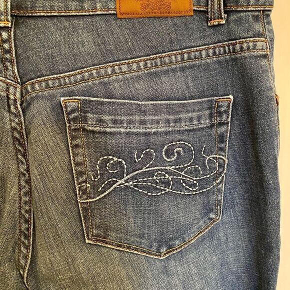 IZOD Jeans. Super Soft & Comfortable Fit - Picture 3 of 4